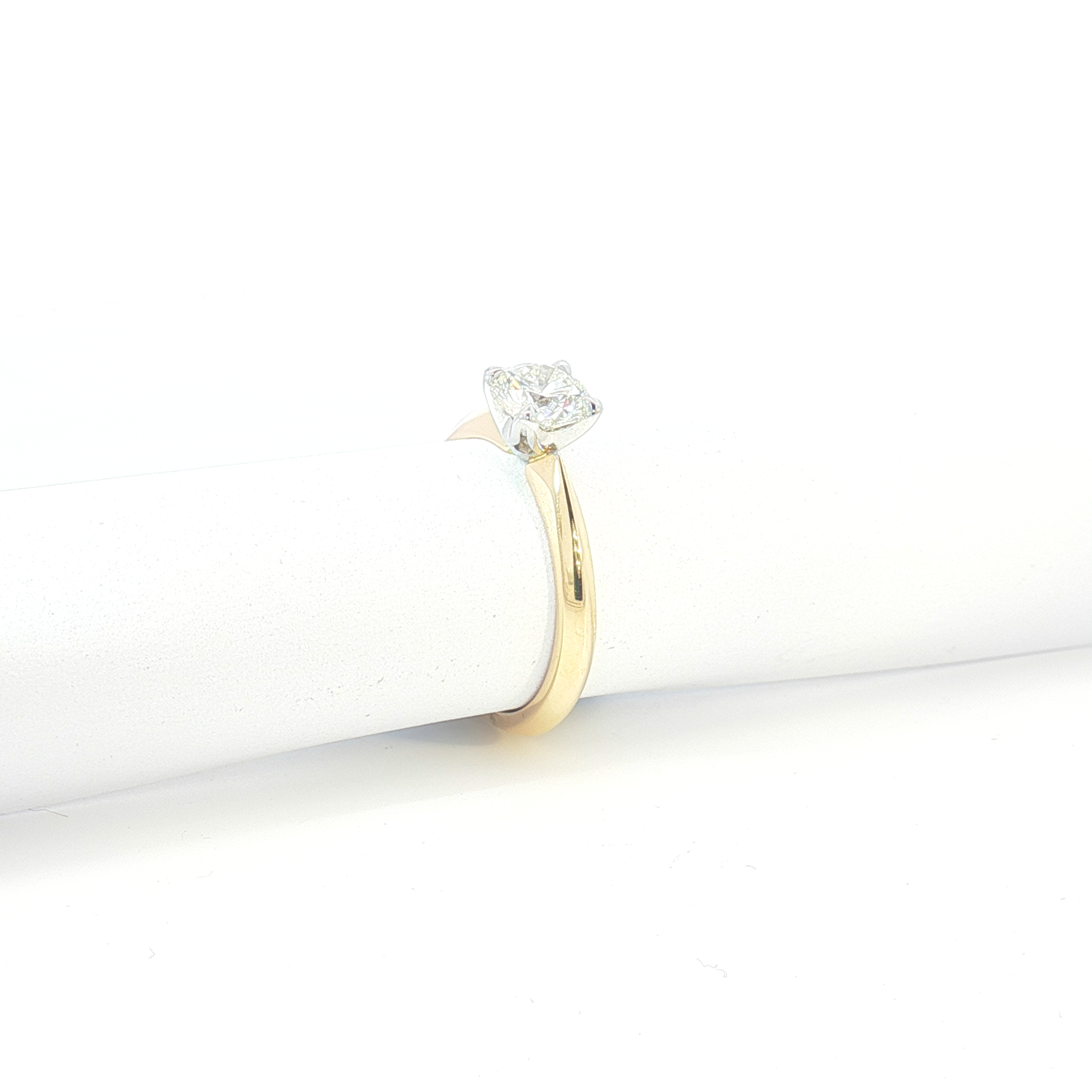18ct YG Round Brilliant Diamond Engagement Ring