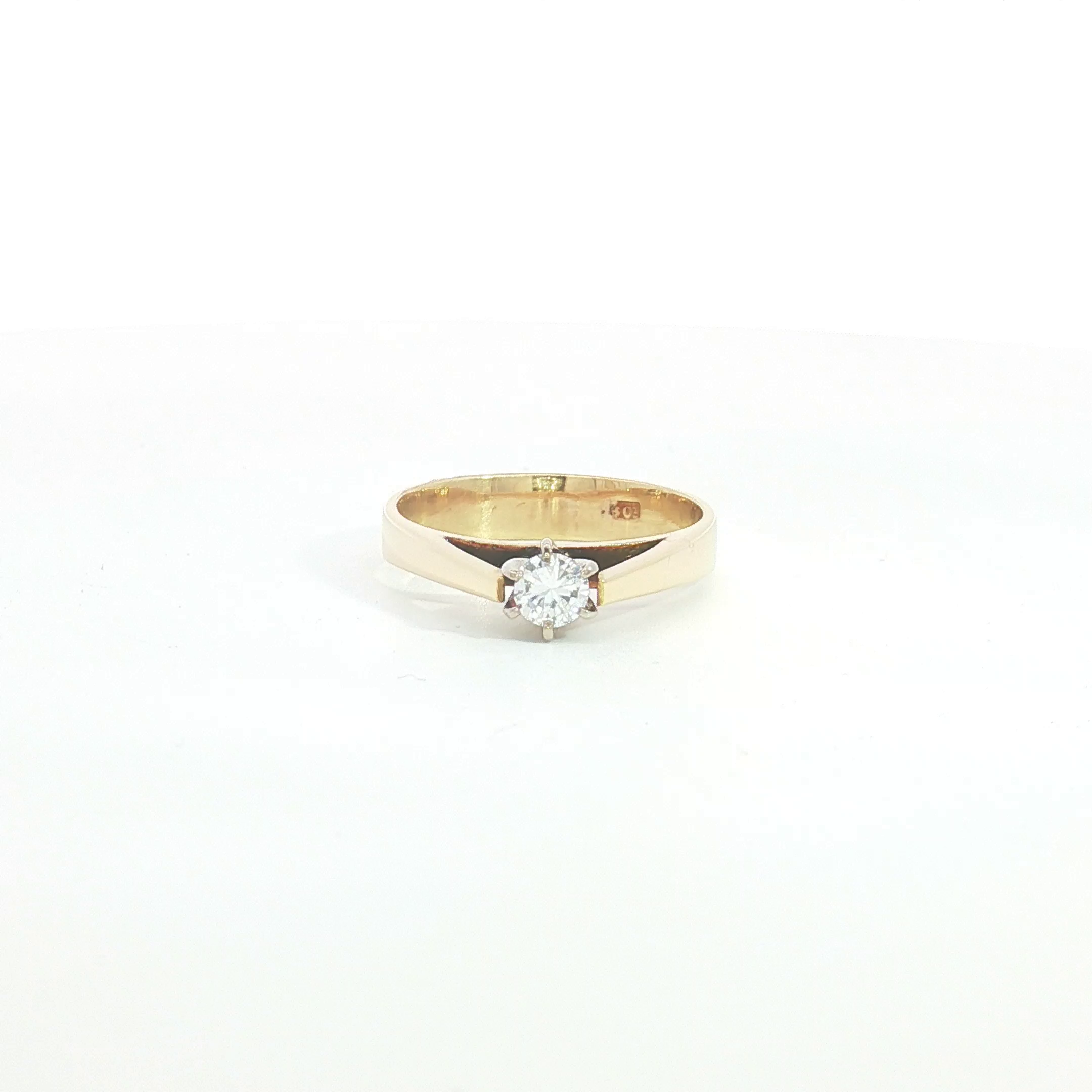 18ct YG Round Diamond Solitaire Ring