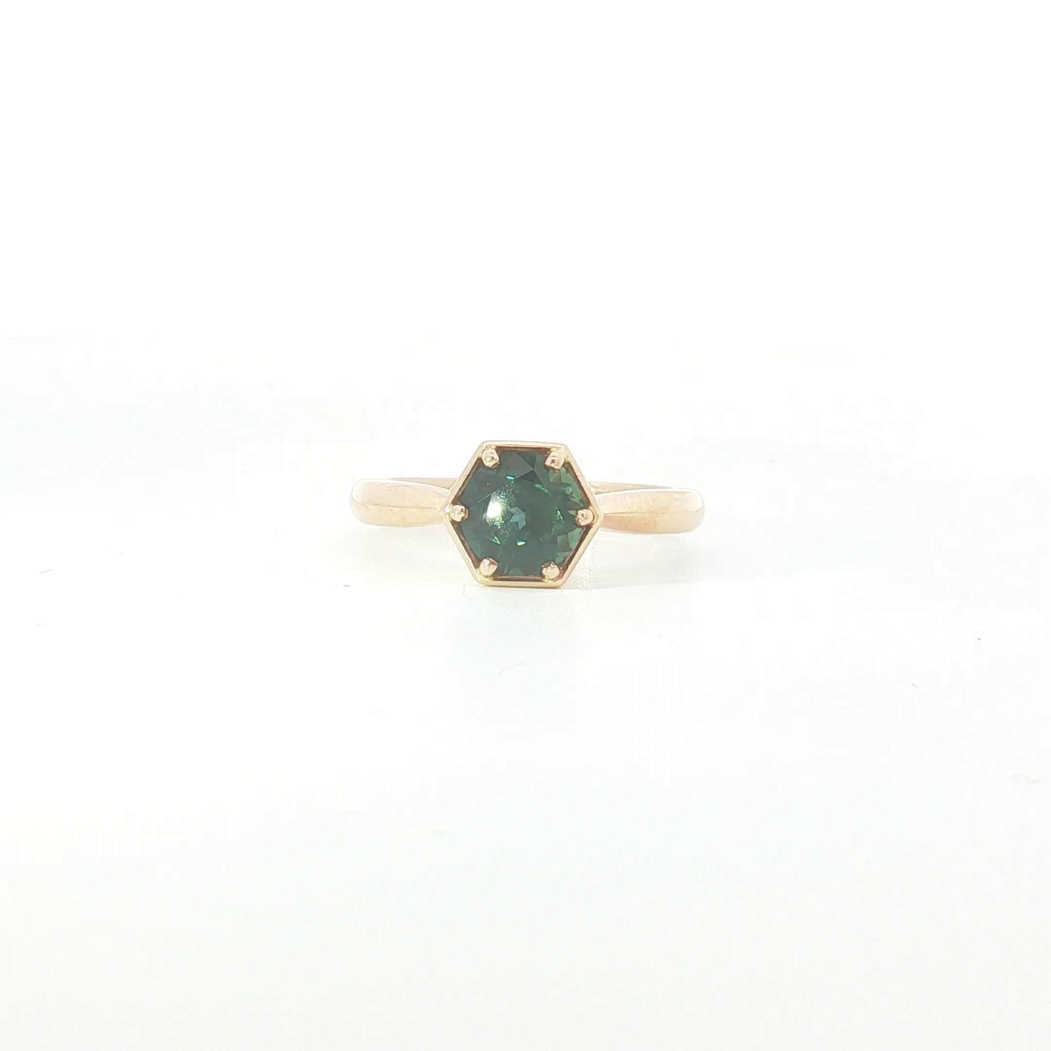 18ct RG Australian Parti Sapphire Solitaire Ring