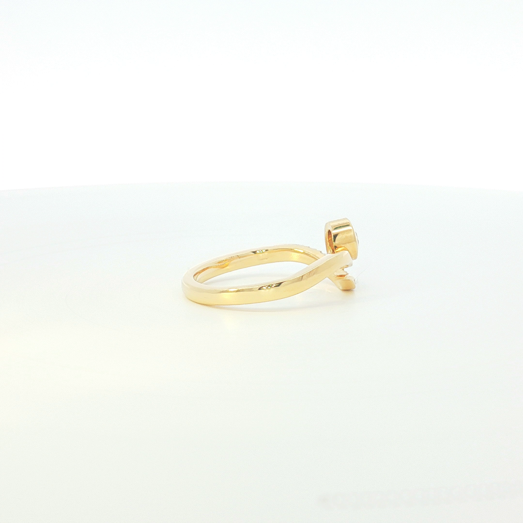 18ct YG Curved Diamond Ring