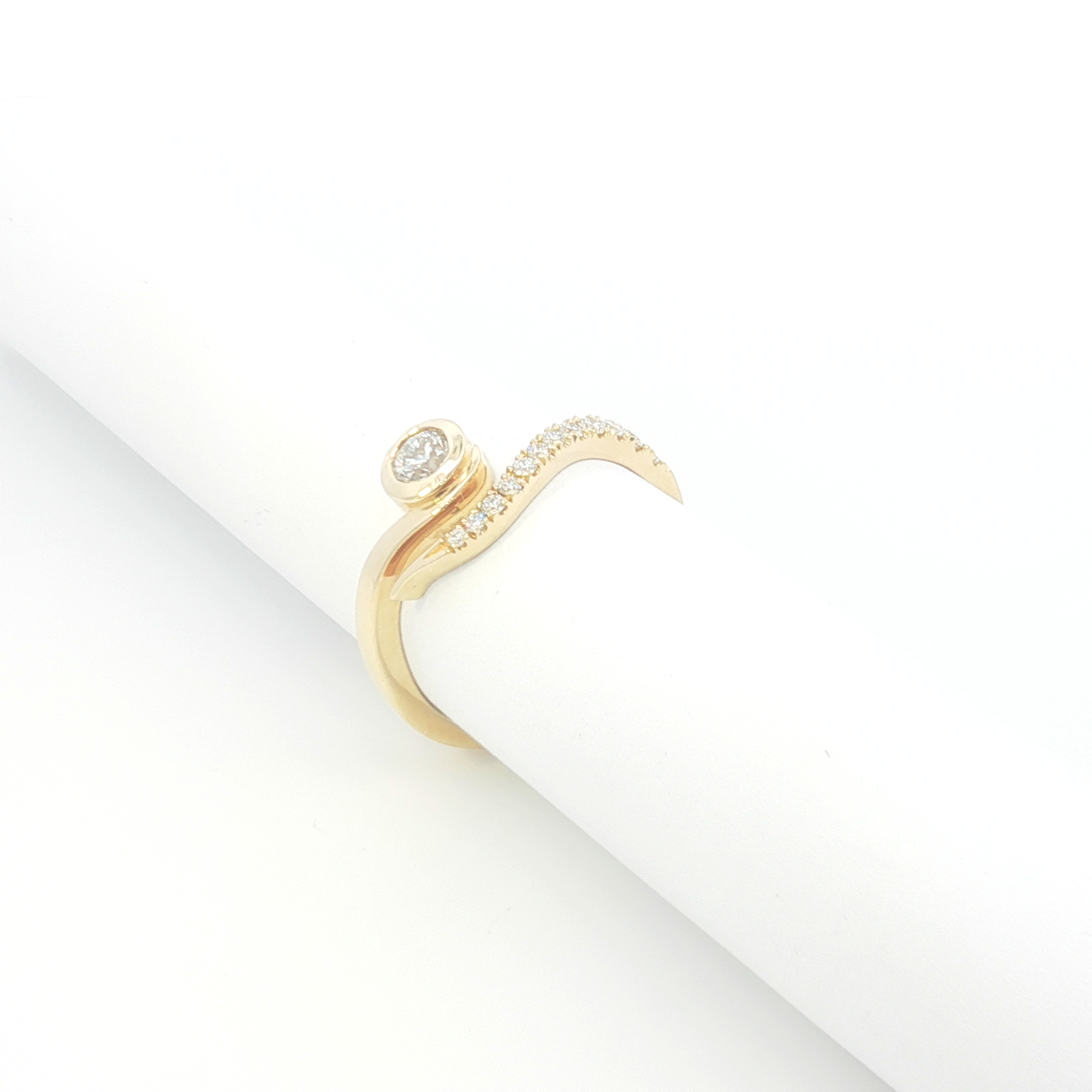18ct YG Curved Diamond Ring