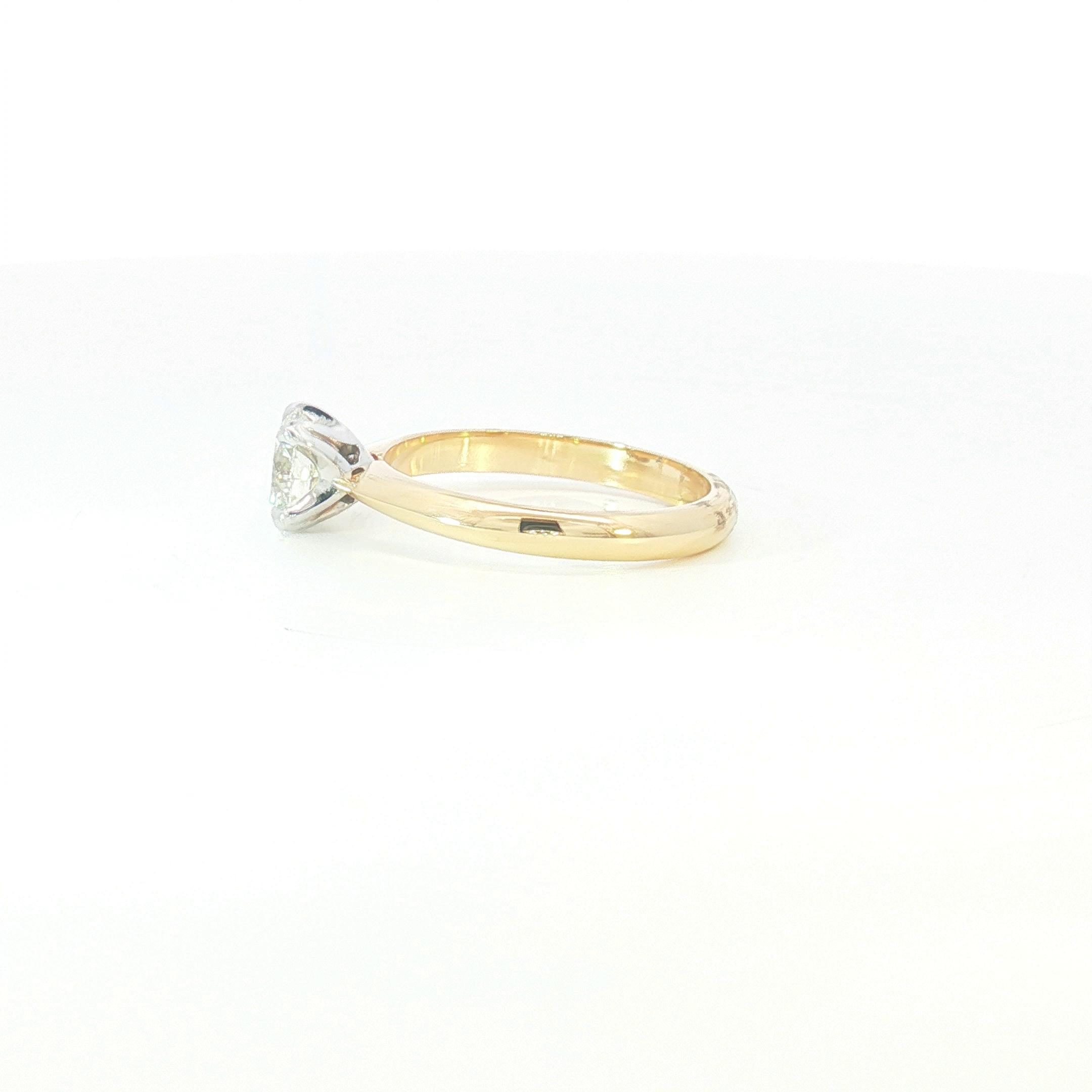 18ct YG Round Brilliant Diamond Engagement Ring