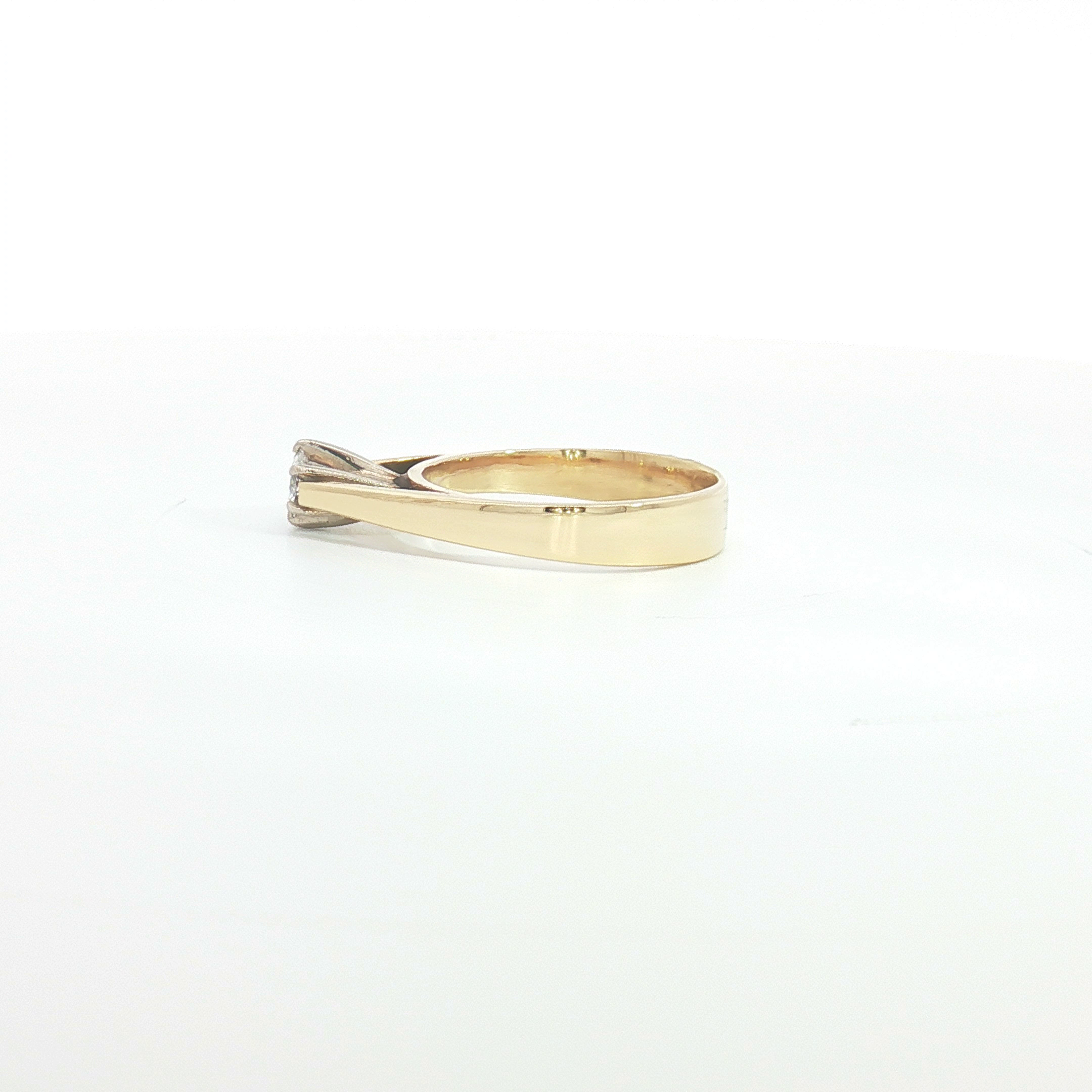 18ct YG Round Diamond Solitaire Ring