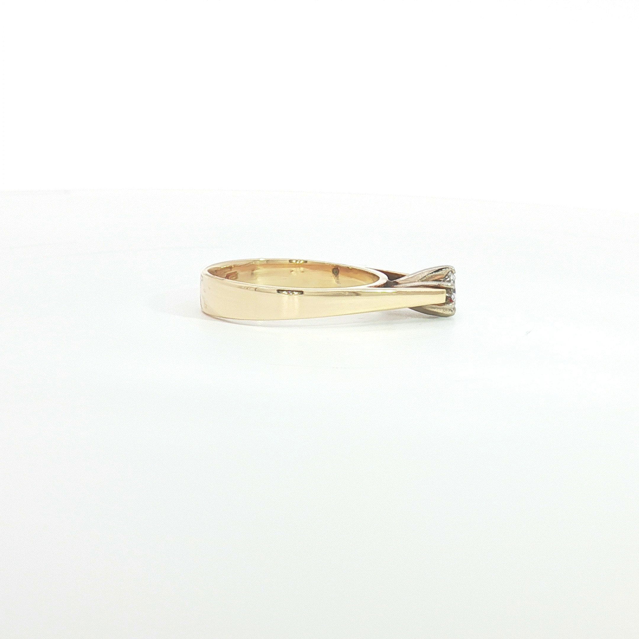 18ct YG Round Diamond Solitaire Ring