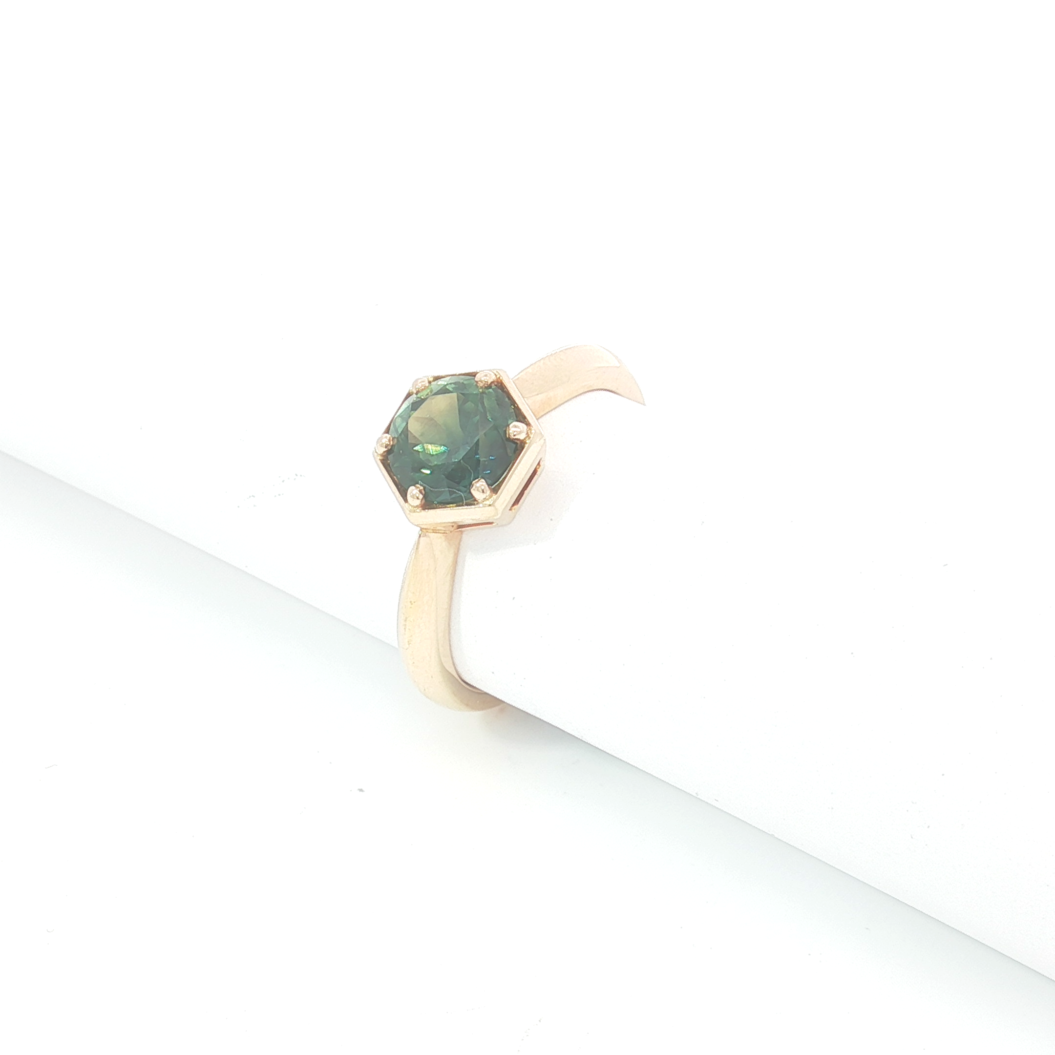18ct RG Australian Parti Sapphire Solitaire Ring