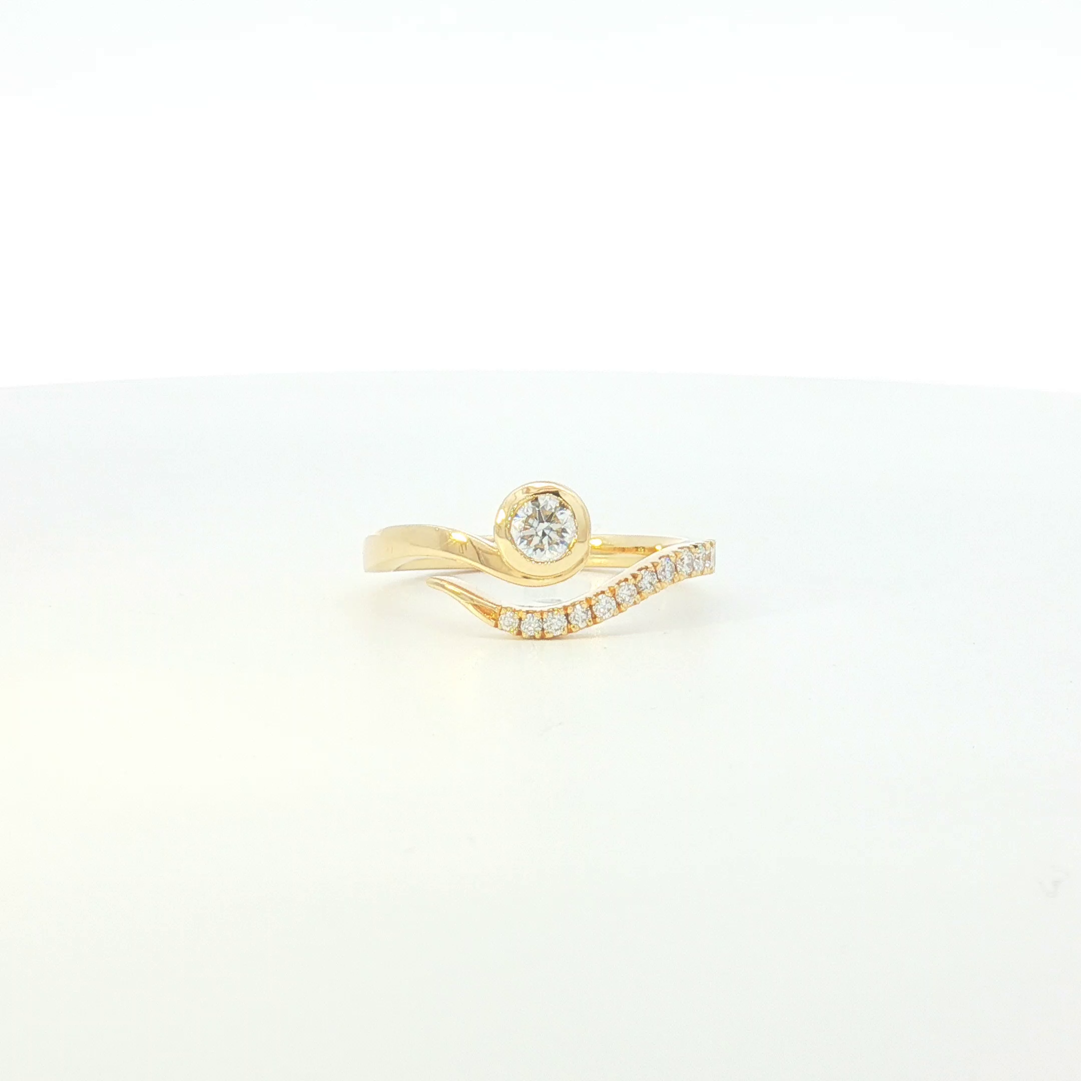 18ct YG Curved Diamond Ring