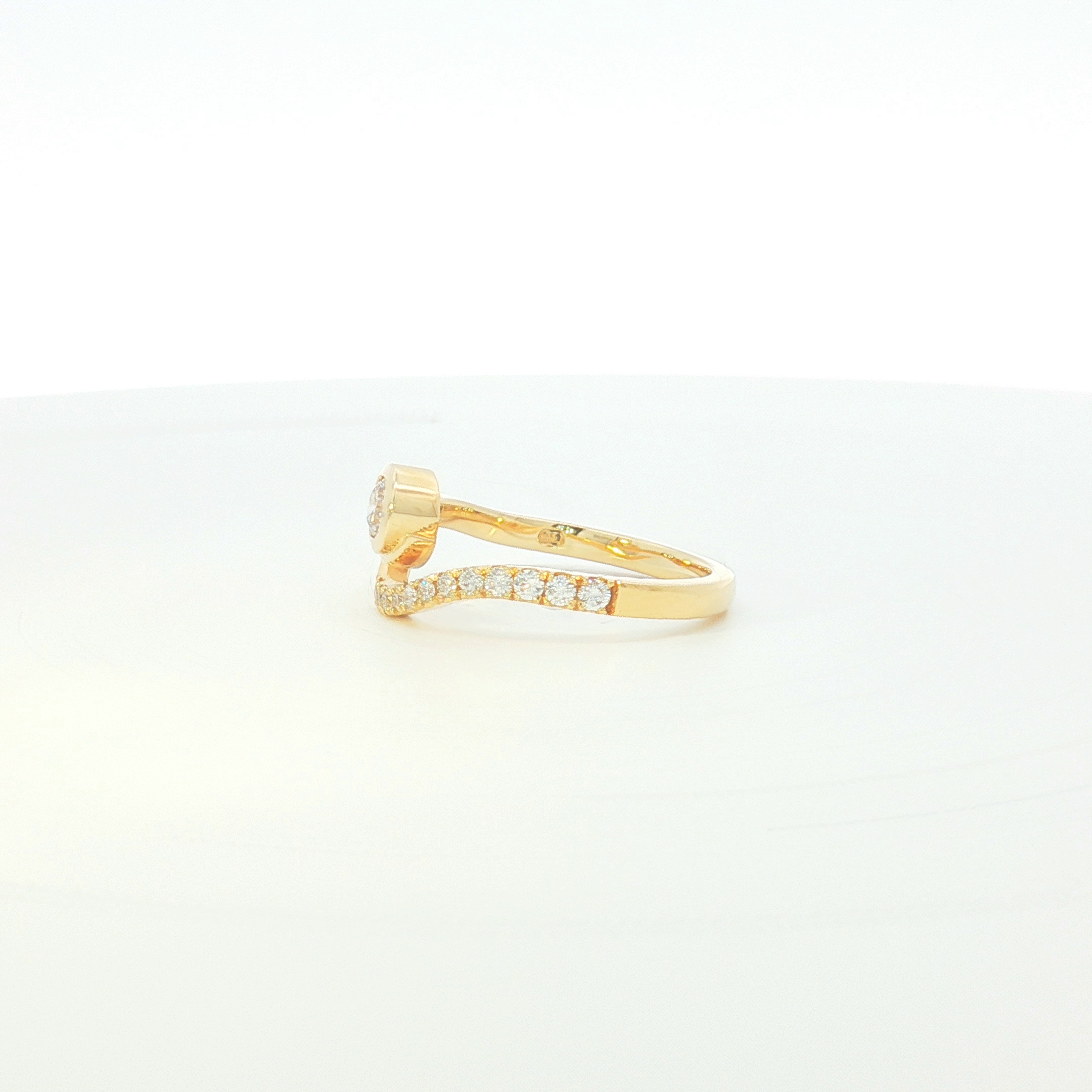 18ct YG Curved Diamond Ring