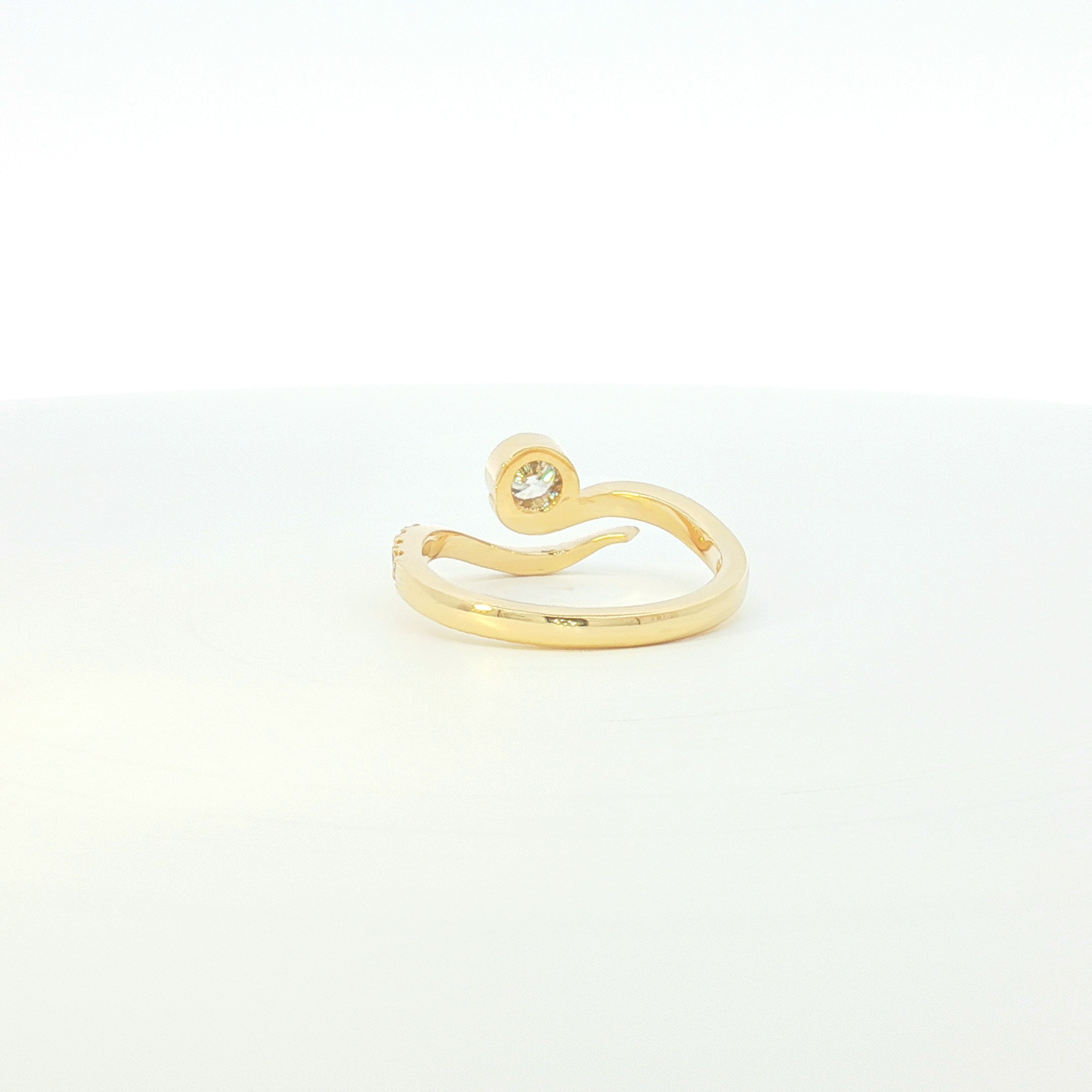18ct YG Curved Diamond Ring