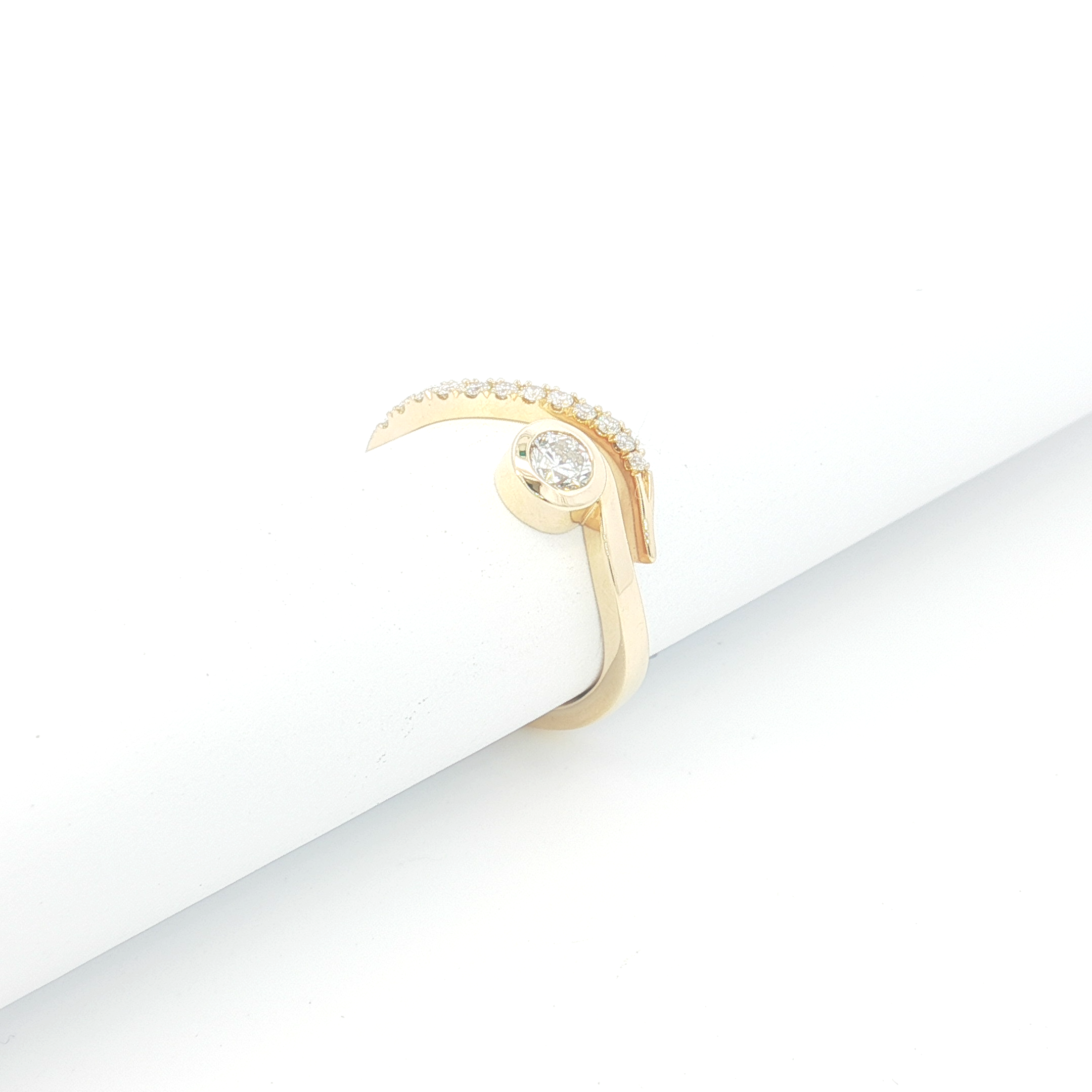 18ct YG Curved Diamond Ring