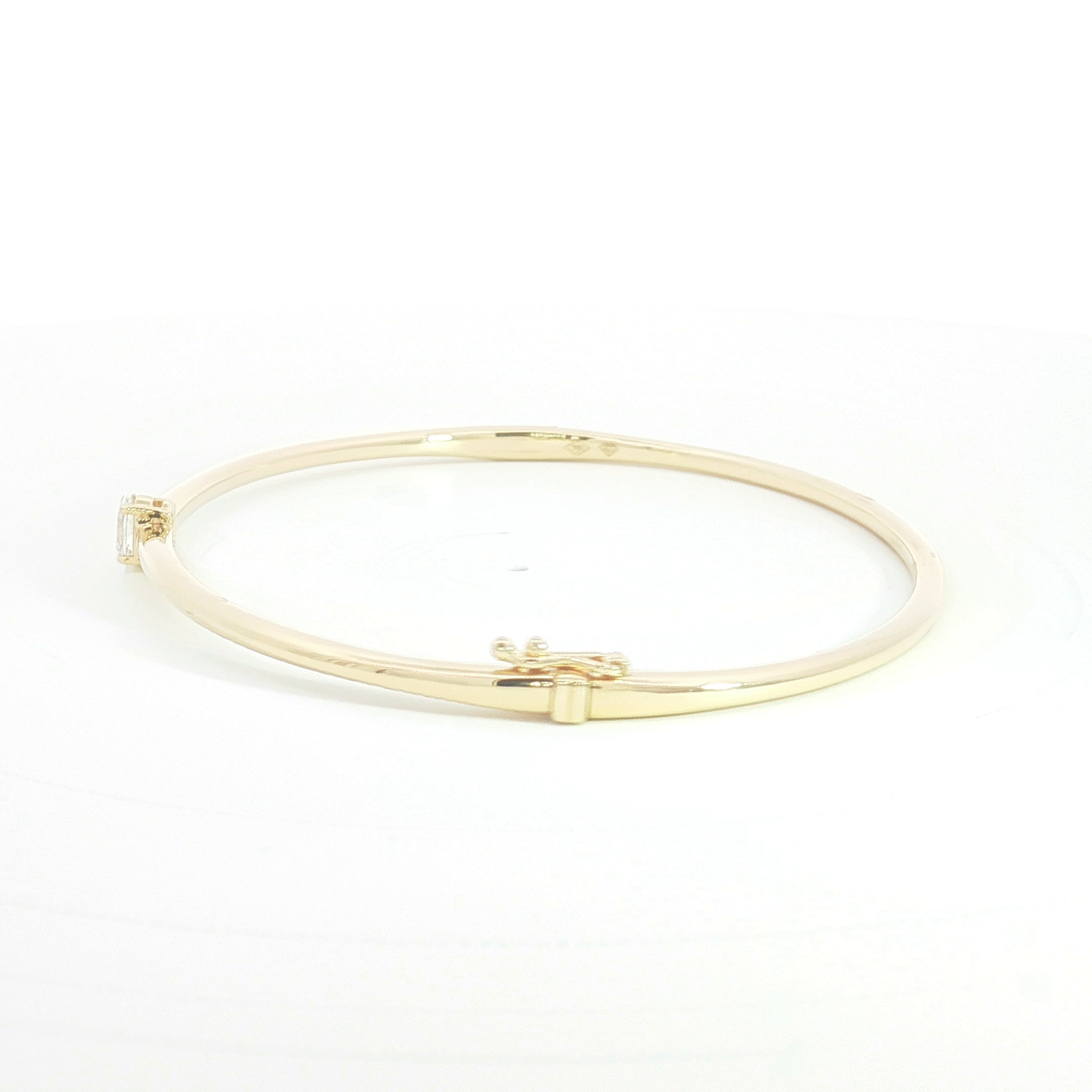 18ct YG Oval Cut Diamond Solitaire Bangle